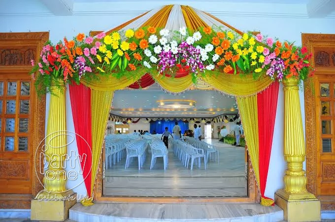 Exquisite floral arrangements and flower decorations for elegant wedding venue